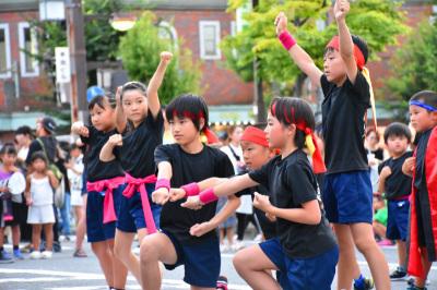 子供たちが元気によさこいを踊りました