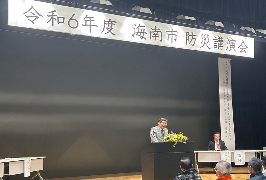 来賓挨拶の様子［前高石市長  坂口 伸六氏］