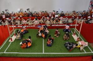 ラグビーに挑戦するひな人形