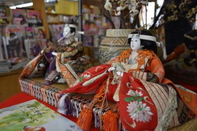 本屋さんのひな人形は合格祈願