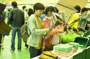 家庭用品を買い求める皆さんで、会場は大変にぎわいました。