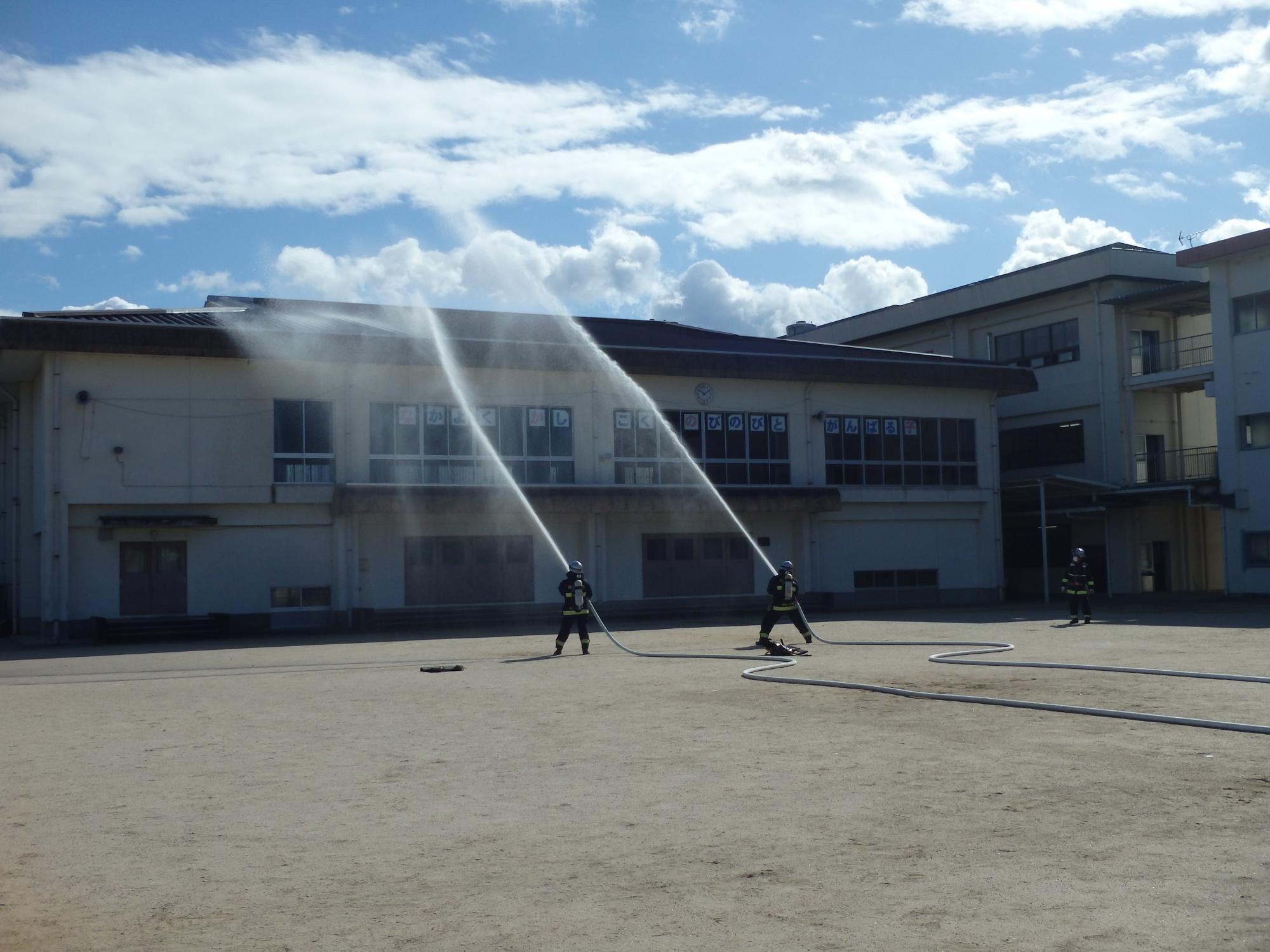 消防職員による放水の画像