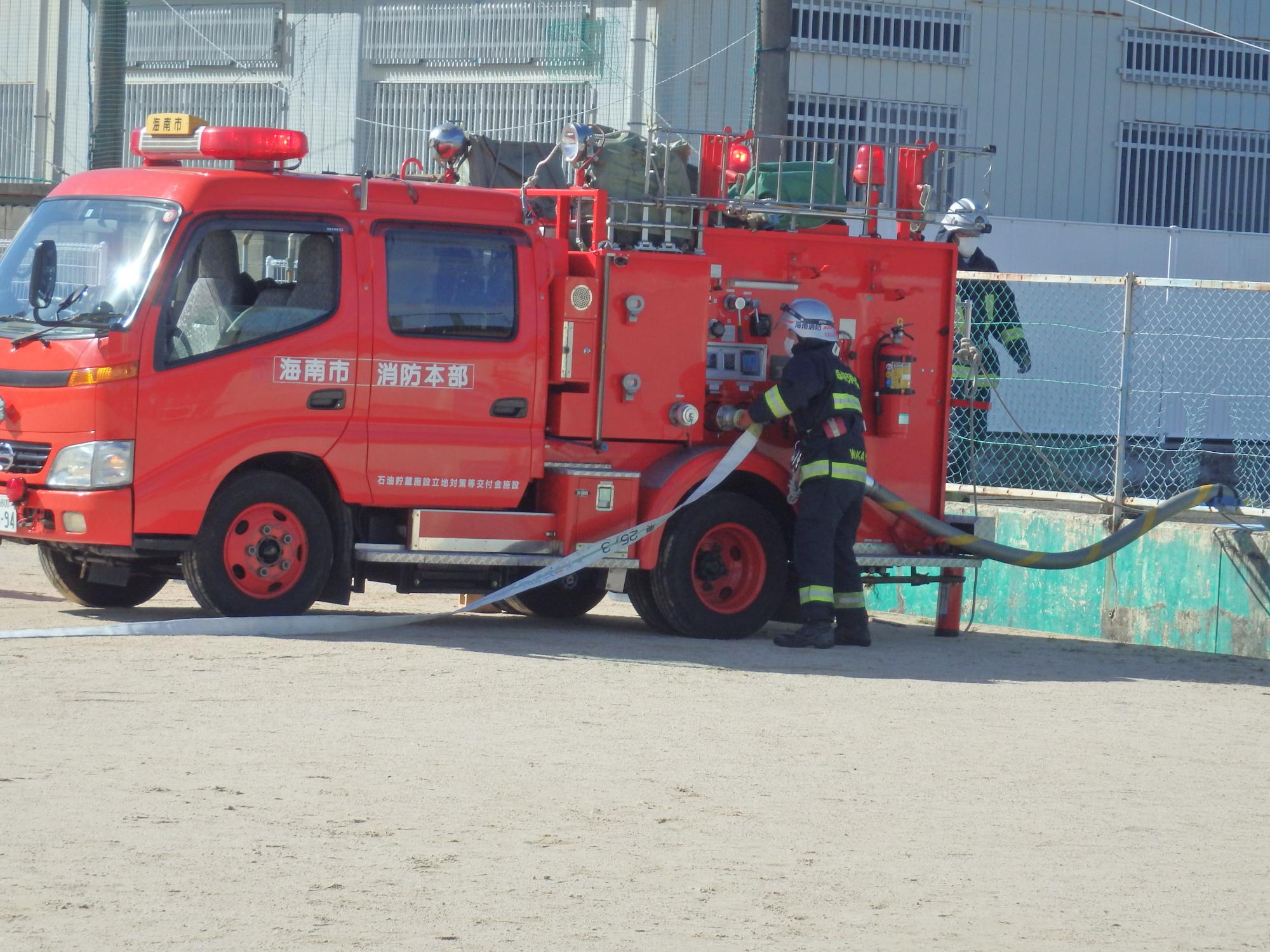 消防職員が消防ポンプ自動車の操作実演をしている画像