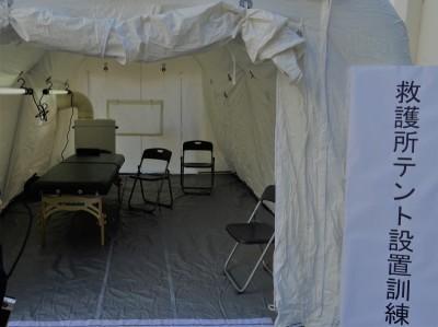 救護所テント設置訓練の様子