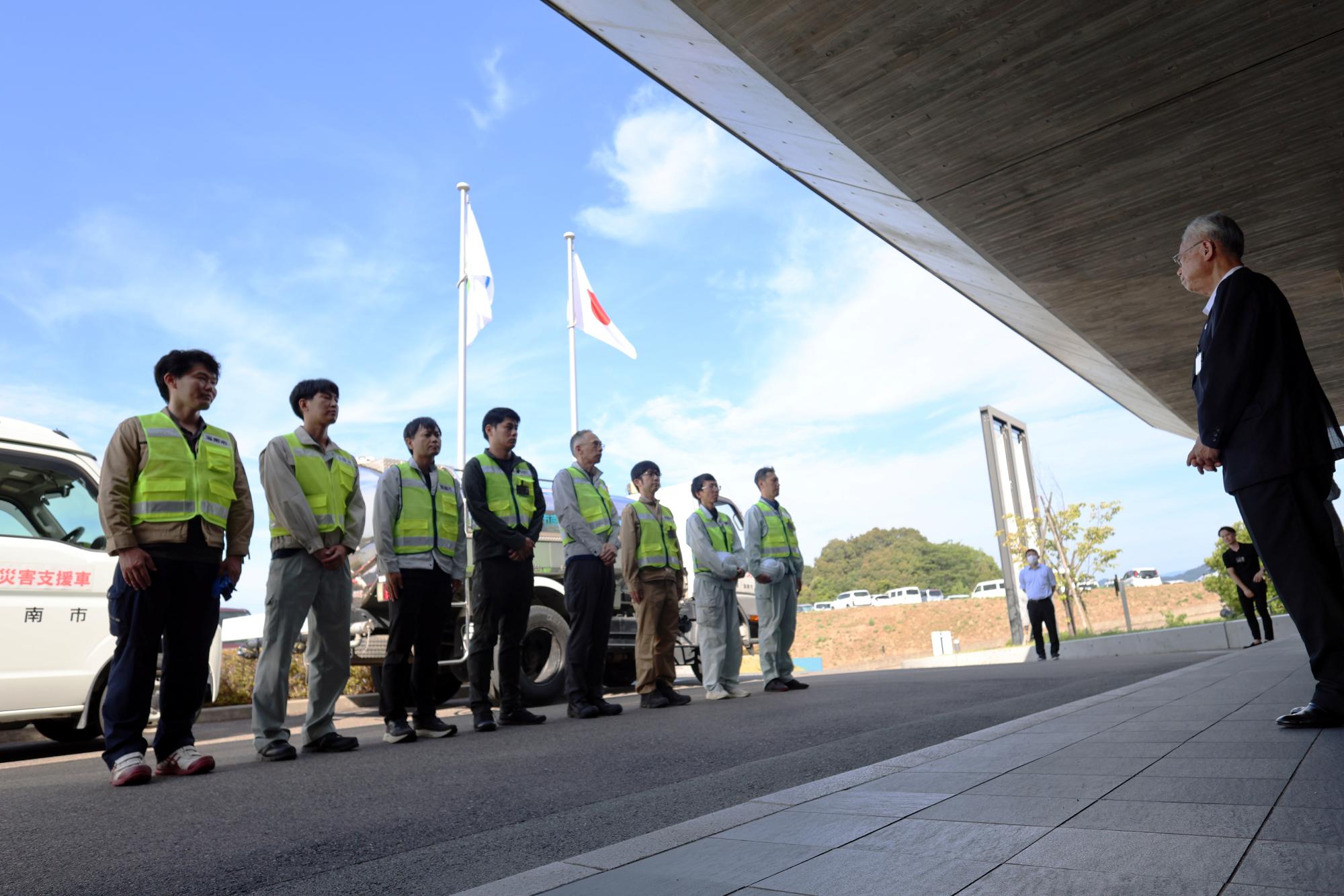 出発式に参加する職員ら