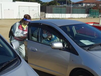 車両避難者への対応訓練の様子