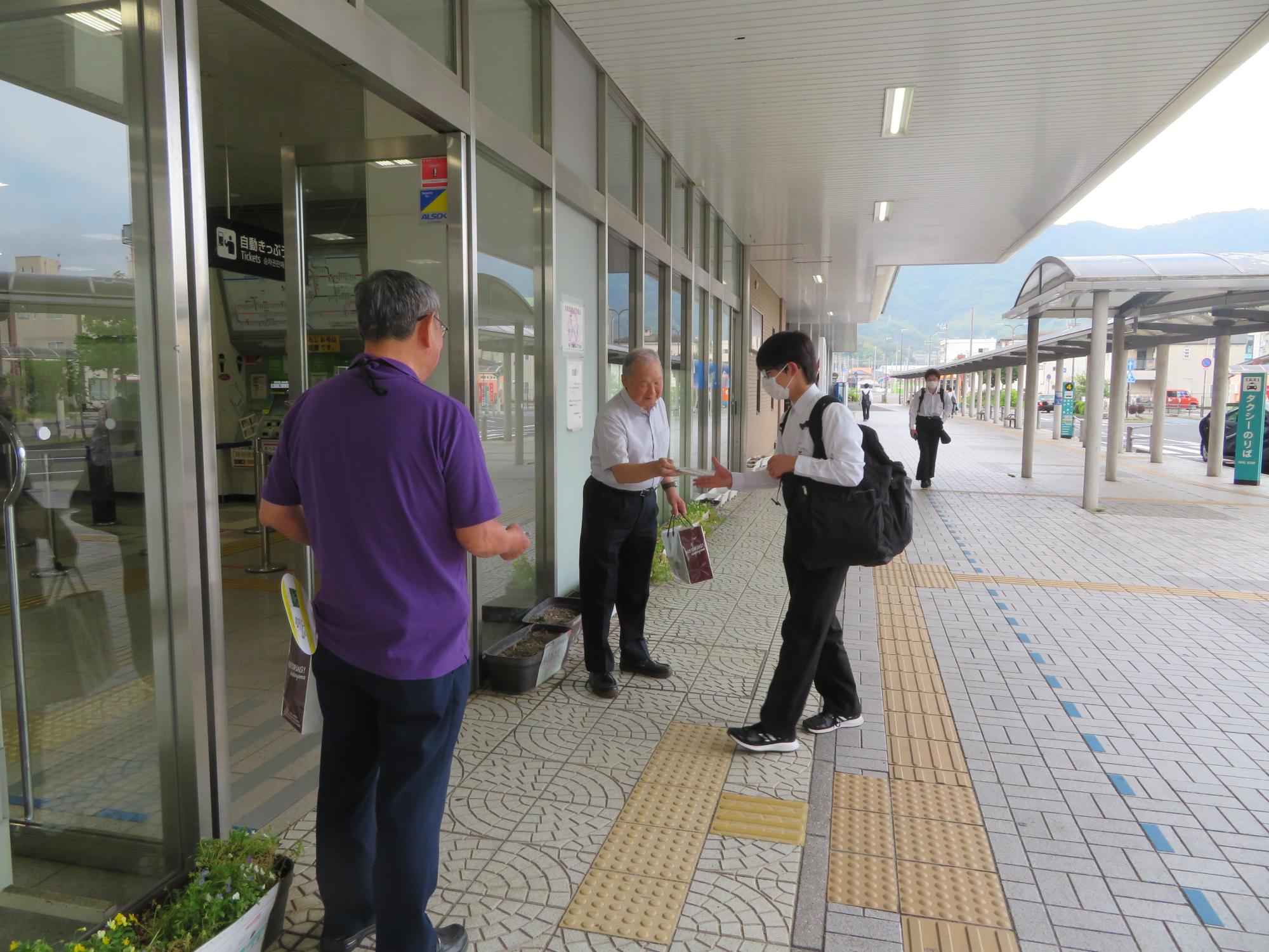 街頭啓発（JR海南駅）